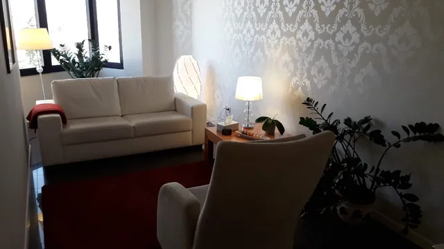 Sala de consulta · Sofà, butaca i llum càlida